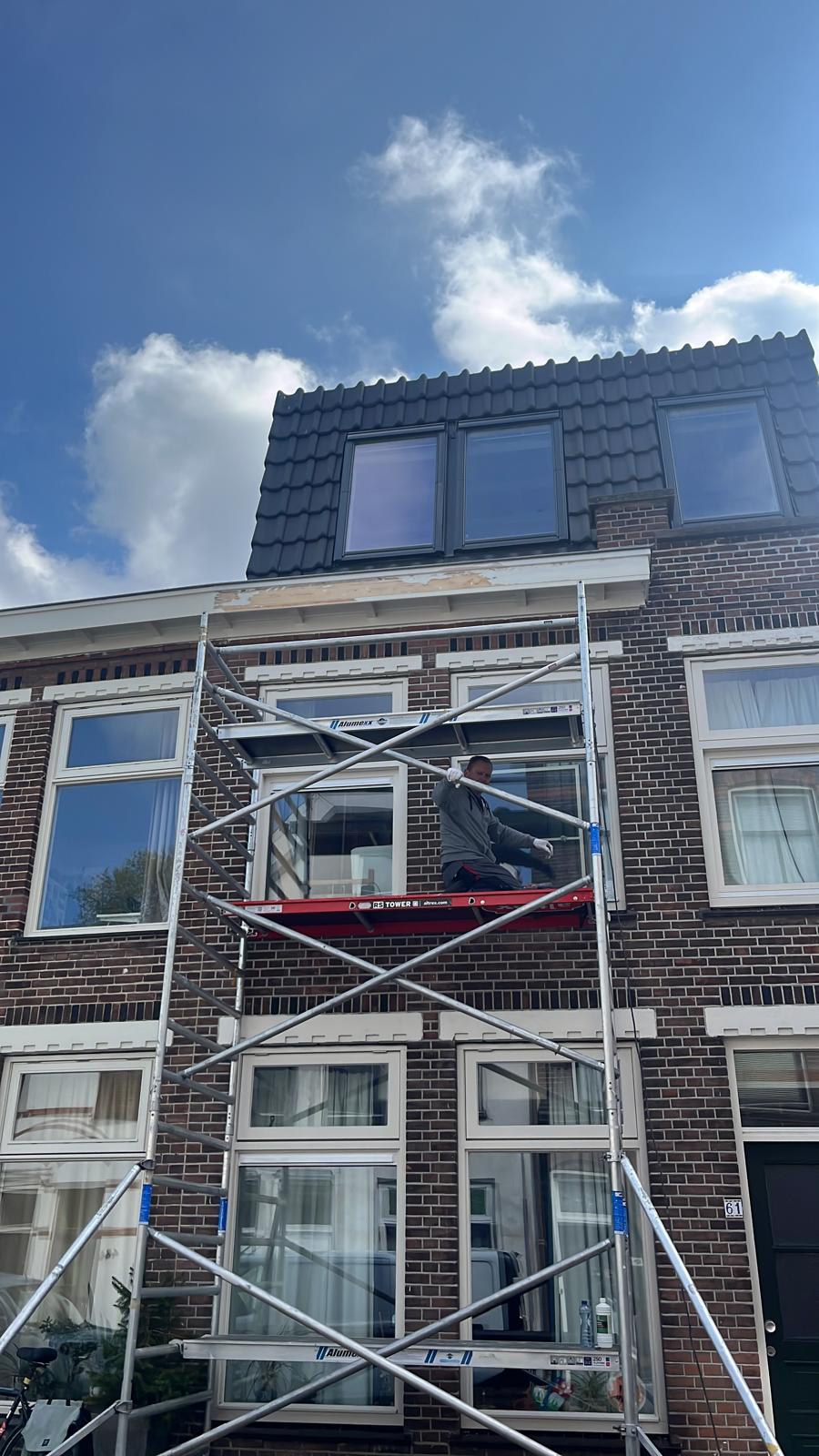 Schilder aan het werk op steiger